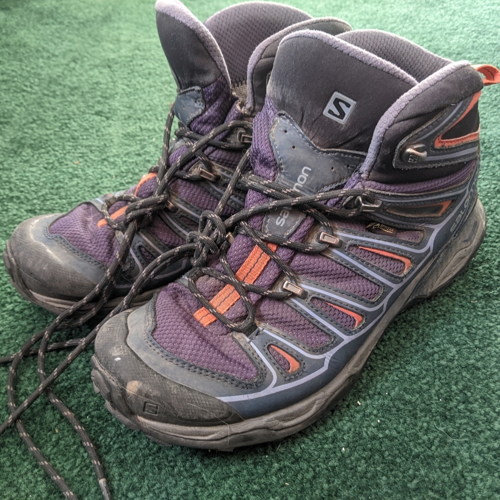 Salomon hiking boots 9.5